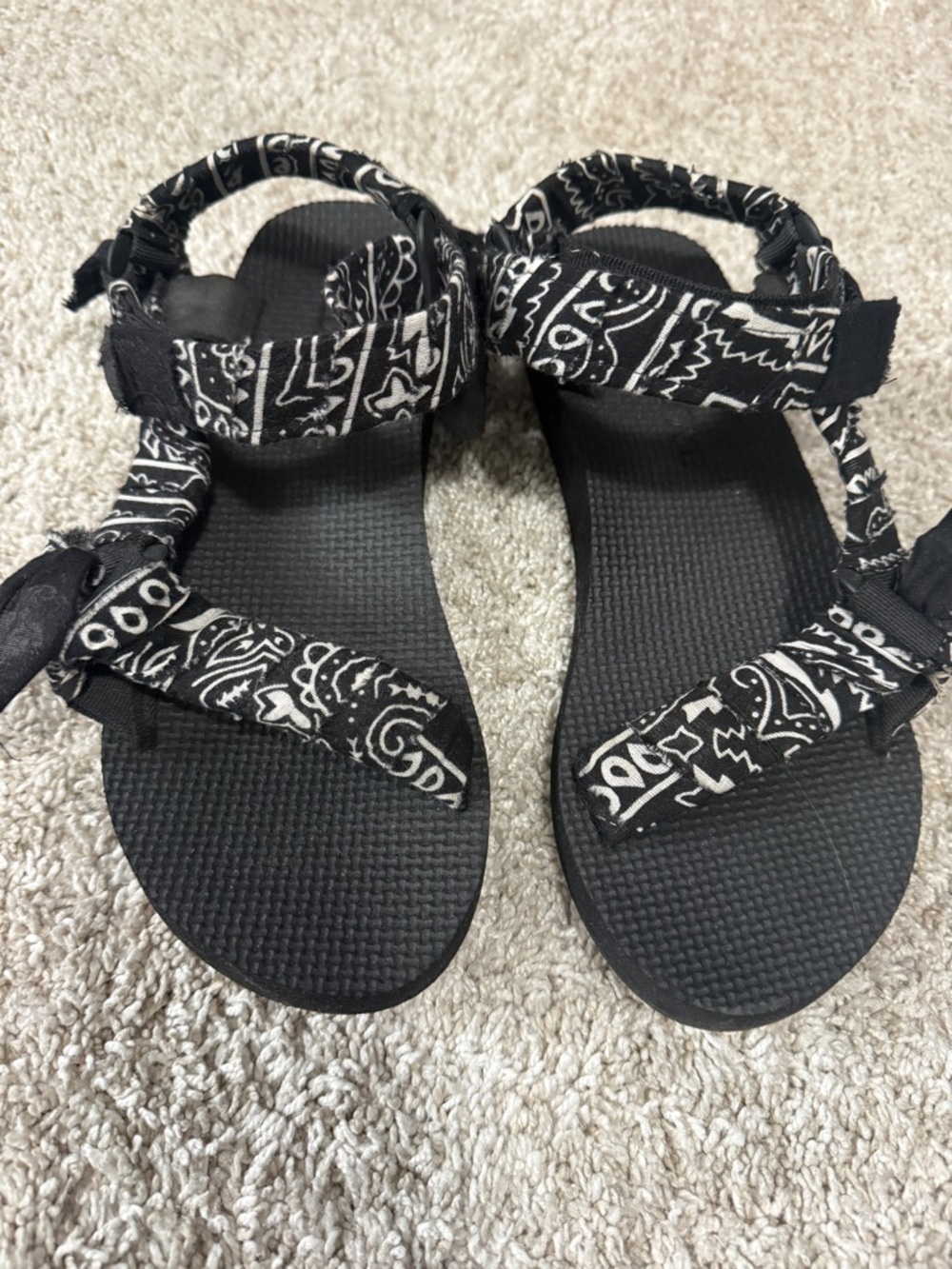 Arizona Love Black Trekky Bandana-Print Strap Sandals
